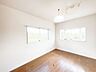 洋室：【リフォーム中10/10更新】2階6帖南西側居室です。2面採光で明るく風通しの良いお部屋です。天井壁クロス貼り替え、フローリング重ね張り、照明交換、他。