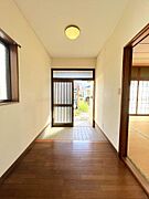 【玄関】玄関内部のお写真です。南向きの玄関なので一日を気持ちよく始めることができそうですね。シューズボックスの新設を行います。