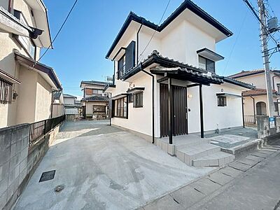 外観：【外観別角度】別角度からの外観です。外壁は全面塗装を行い、敷地の出入り口の幅を拡張したことで、お車の出し入れがしやすくなりました。陽の光に映えるホワイトカラーの住宅です。