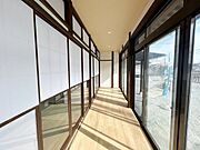 【1階広縁】6帖和室、8帖和室と隣接しています。居室同様、床の重ね張りとクロスの張替え、照明交換を行いました。
