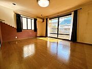 【1階洋室】洋室は日当たりが良く、落ち着いて過ごせるプライベート空間です。ベッドやデスクを配置しやすい形状で、寝室や書斎など用途に応じて柔軟に活用できます。
