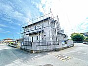 【外観】外観別角度です。角地に面し、さらに全居室2面に窓があるので、通風採光良好なお家です。