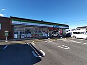 あずま 【コンビニ】ファミリーマート伊勢崎国定町一丁目店様まで約60m(徒歩1分)。24時間営業なので、何か買い忘れがあったときでもすぐに買いに行けますね。 2550m
