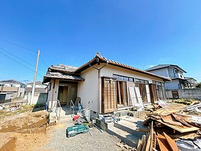 外観:【リフォーム中写真10/10更新】価格には消費税、リフォーム費用を含みます。リフォーム中でもご案内可能。内覧希望の方はお電話ください。 外観:【リフォーム中写真10/10更新】価格には消費税、リフォーム費用を含みます。リフォーム中でもご案内可能。内覧希望の方はお電話ください。
