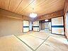 和室：【リフォーム中】【1階南東側和室】1階南東側8帖和室別角度です。玄関から一番近いお部屋です。8帖と広さも十分で、ソファーなど家具の配置もしやすいです。