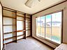洋室：【洋室5帖】2階5帖洋室です。カーペット仕様なので足音も気になりません。写真奥に見える棚は、物置としても活用できますし、ご自身のコレクションを並べても素敵ですね。