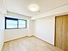 寝室：【リフォーム済】リビング横洋室です。フローリング重張、クロス張替え、建具交換等を行いました。