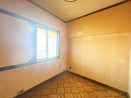 【リフォーム中】北東の洋室です。フローリング重張り、建具交換、クロス張替え、照明交換を行います。