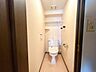 トイレ：【期間限定現況販売】トイレです。収納棚があるので替えのペーパーを置いておけるのが便利ですね。