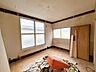 洋室：【リフォーム中】2階南西側洋室です。フローリング上張、クロス張替、建具交換、照明交換等を行います。こちらの部屋からベランダに出入りできます。