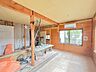 リビング/ダイニング：【リフォーム中】店舗部分をリビングの一部として活用し、16.75帖の広々LDKを実現。3面採光で明るく開放的な空間へ生まれ変わります。床・クロス張替え、照明器具・室内建具交換を行います。