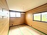 室内：【リフォーム中】2階南西側の6.5帖洋室は、壁・天井クロス張替え、照明交換、床ワックス仕上げを実施。道路に面していますが交通量が少なく、落ち着いて過ごせるお部屋です。