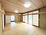 室内：【リフォーム中】12畳和室を13帖洋室へ間取り変更予定です。南側の大きな開口部から暖かな陽光が差し込む、明るく開放感のある居室へ生まれ変わります。主寝室や多目的スペースとして活用可能です。