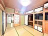 室内：【室内】1階南東側和室のお写真です。こちらのお部屋はDKと隣接しているため、居間スペースとしてのご利用がおすすめ。クリーニングを行います。