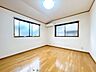寝室：2階北東洋室のお写真になります。壁2面に窓があるので明るいお部屋になりそうですね。