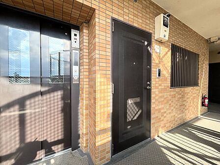 【玄関】エレベーターを降りて左手のお部屋になります。