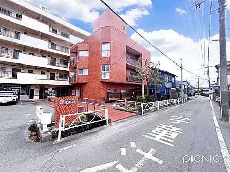【前面道路】大岡南小学校まで約800、西友まで約700m、JR沼津駅まで約1400mの利便性良い立地。5階建マンションの3階部分です。これから一部間取変更、内装、水回り設備を行い新鮮に一新します。