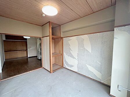 【リフォーム中和室6帖→リビング】畳からフローリングになりますダイニングと開放できる和室6帖は、少しモダンな空間に仕上げたいと思います。ダイニングキッチンと開放して14帖のLDKとしても利用できます。