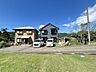 外観：【リフォーム中 全景】環境はズバリのどかな田舎にある洋風住宅です。ちょっと丘陵地を上がった敷地の南側はスパーンと開けたスペースが広がります。