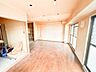 リビング/ダイニング：【リフォーム中 リビング】オウチの内部は只今解体作業中です。住戸全面に新しいフローリングと壁・天井クロスを新設、さらに新しい照明器具からスイッチ類まで新品交換で一新します。