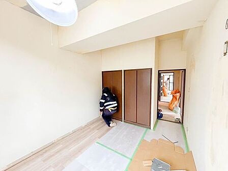【リフォーム中　洋室　約6.4帖】フローリング上張り、クロス張替、照明交換等。