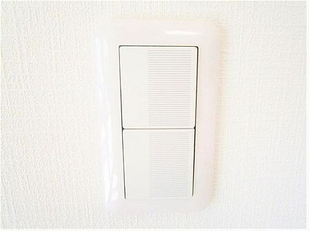 【設備】照明スイッチはワイドタイプに交換予定です。毎日手に触れる部分なので気になりますよね。新品できれいですし、見た目もオシャレで押しやすいです。