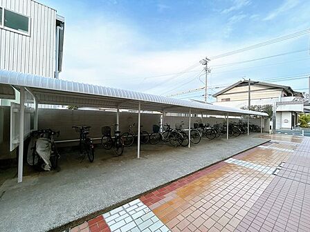 【駐輪場】駐輪場付きのマンションです。屋根付きのため、大切な自転車を雨風から守ります。毎日の通勤や通学にも便利ですね。