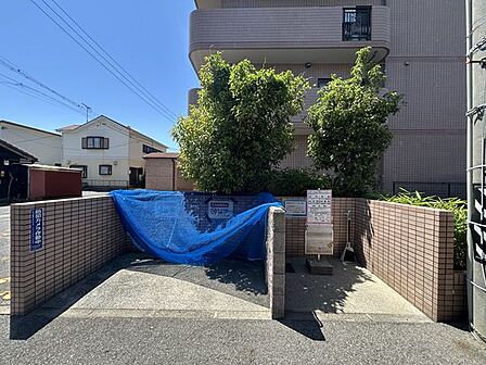 ゴミ捨て場　マンション敷地内にゴミ捨て場があります。