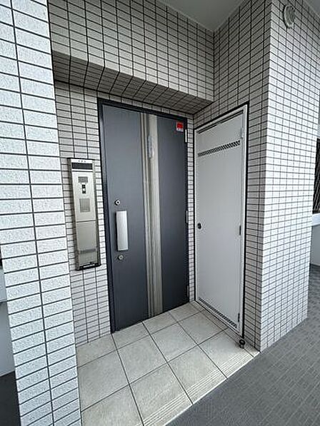 玄関外側からの写真です。