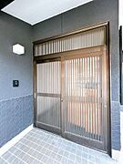 【リフォーム済】玄関です。鍵交換を行いました。照明は新品交換済みです。