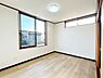 その他：【リフォーム済】2階西側6帖洋室です。天井壁はクロス、床はクッションフロアを貼りました。南の窓からはベランダに出ることができます。