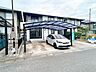 駐車場：【リフォーム済】駐車場です。普通車2台分のカーポートがございます。並列で計3台普通車が駐車可能です。お車を2台以上所有されている方におすすめのおうちです。