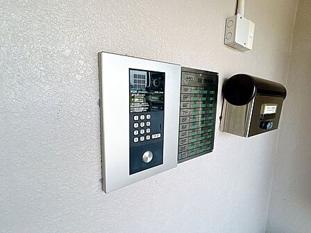 【エントランス】共用部エントランスの呼び出しモニターホンです。