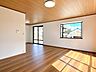 リビング/ダイニング：【リフォーム済】別角度のリビングです。床はフロアを貼り、壁と天井はクロスを貼り換えました。床はブラウン調のフローリングを重ね張りしました。落ち着いた雰囲気のリビングです。