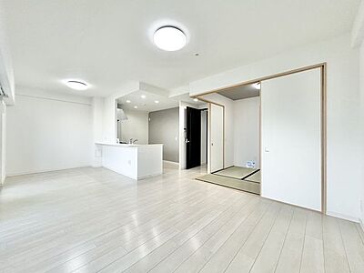 外観:【リフォーム済販売】LDK約17.4帖 LDKは天井と壁のクロス張替え、床クリーニング、照明交換、建具クリーニング、換気扇交換を行いました。 外観:【リフォーム済販売】LDK約17.4帖 LDKは天井と壁のクロス張替え、床クリーニング、照明交換、建具クリーニング、換気扇交換を行いました。