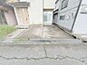 駐車場：【現況販売】駐車スペースは普通車1台と軽自動車1台