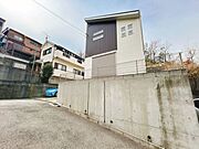 【リフォーム済】現地外観別角度です。外壁屋根塗装を行いました。見た目がきれいになるだけでなく雨水への耐久性も向上しています。