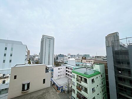【眺望】バルコニーからの眺望写真です。神戸市内の町が広がっています。