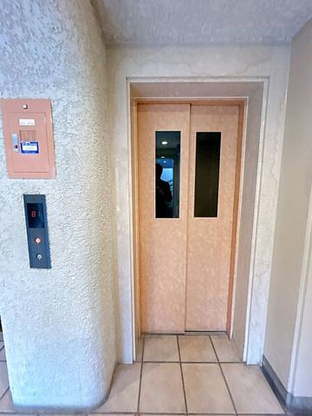 【共用部】エレベーターの写真です。共用部はきれいに使用されております。