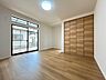 リビング/ダイニング：【リフォーム済】洋室約9帖です。建具交換、クロス張替え、照明交換を行いました。