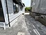駐車場：駐車スペースの写真です。建物の横には普通車の駐車も可能です。(車種による)。 