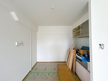 【リフォーム中写真8/22撮影】キッチン別角度です。クリーニングを行います。