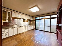 出雲市松寄下町　戸建て 6DKのリビング/ダイニング