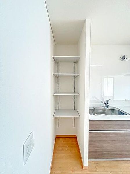 【リフォーム販売】キッチン横には可動棚がついています。