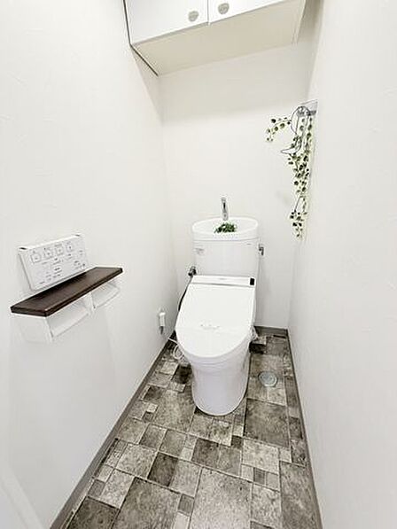 トイレはリモコン付きの温水洗浄便座を採用しています。おしり洗浄やビデなどの操作も手元で簡単にでき、毎日快適にお使いいただける使いやすい設備です。
