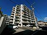 外観：【外観】建物南側の写真です。周辺に高い建物がなく日が良くあたります。