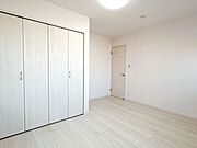 【リフォーム完成】2階洋室7帖です。天井・壁はクロスを、床はフローリングに張替えました。照明はLED照明に交換しました。