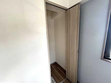 【リフォーム済】西側洋室の収納スペースです。大きくはないですが、お部屋に収納があるのは便利ですね。