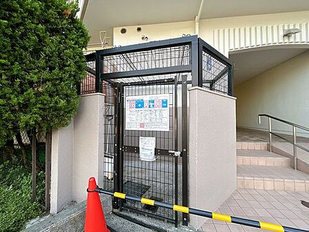 【ゴミ置き場】マンションの居住者専用のゴミ置き場があります。