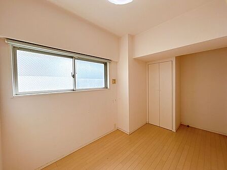 洋室5帖です